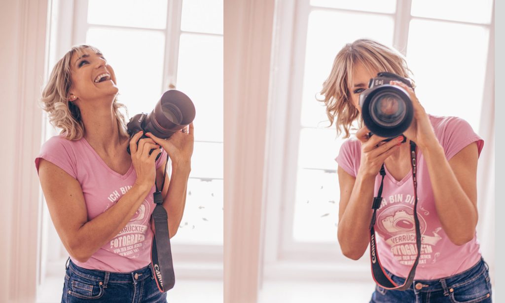 Karin Heidmeier fotografiert lachend in Neuburg an der Donau in Bayern